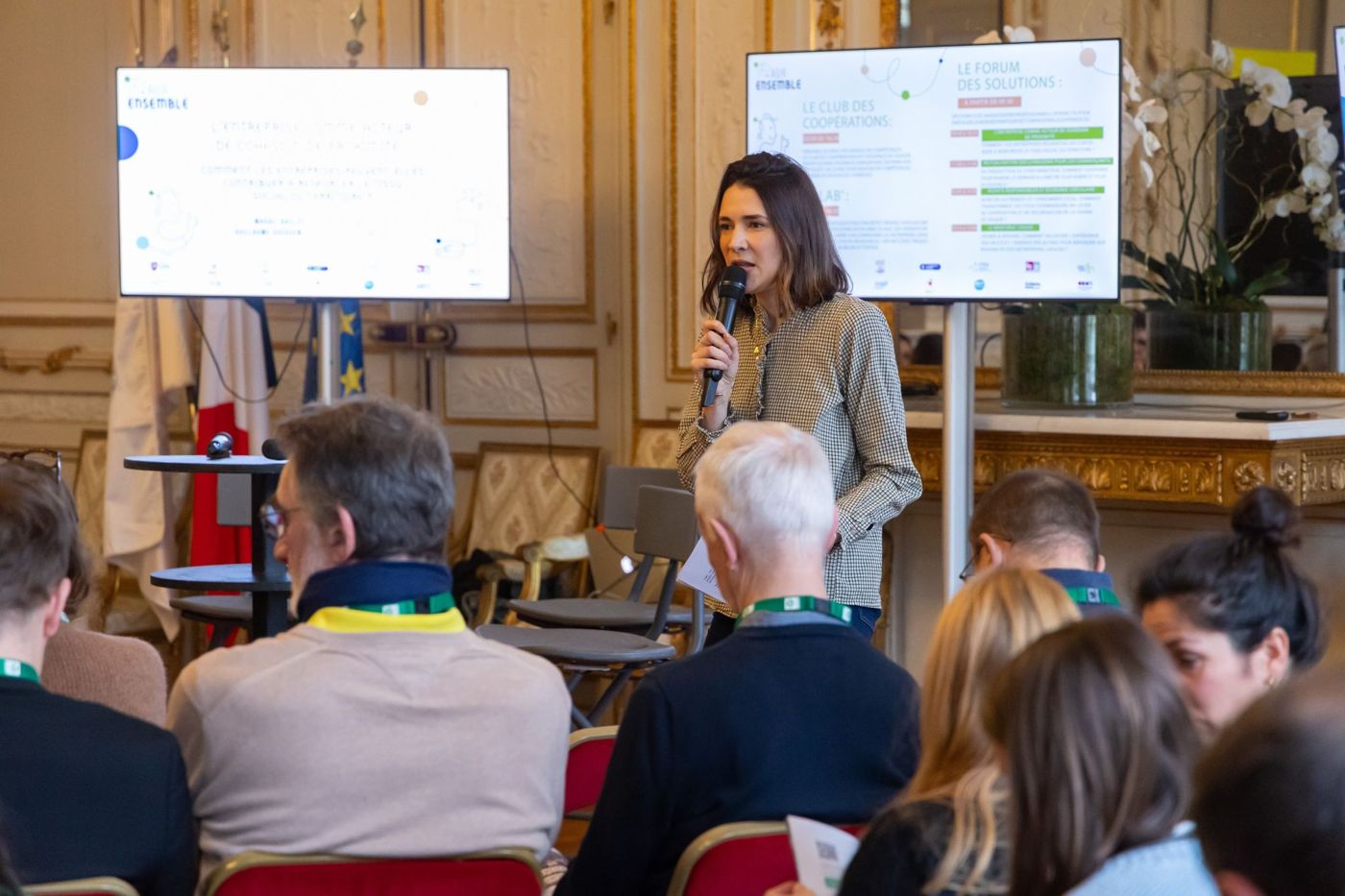 Amélie Larronde, micro en main, facilite une table ronde
