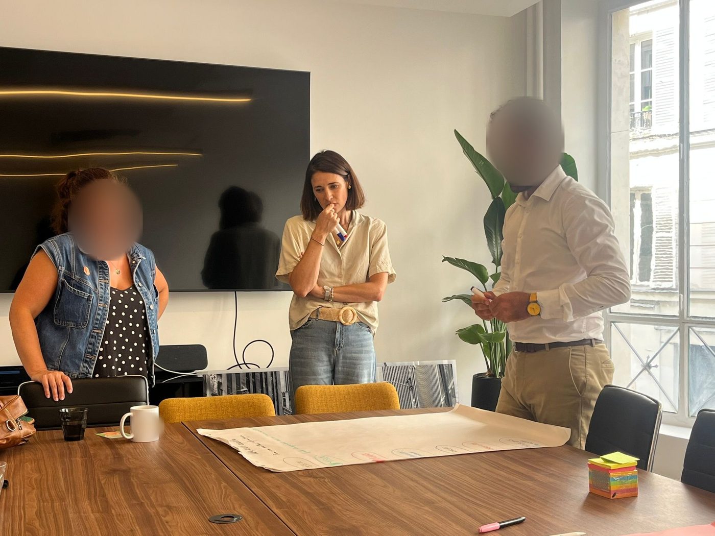 Amélie Larronde en atelier avec des membres d’un CODIR autour d’un support de travail