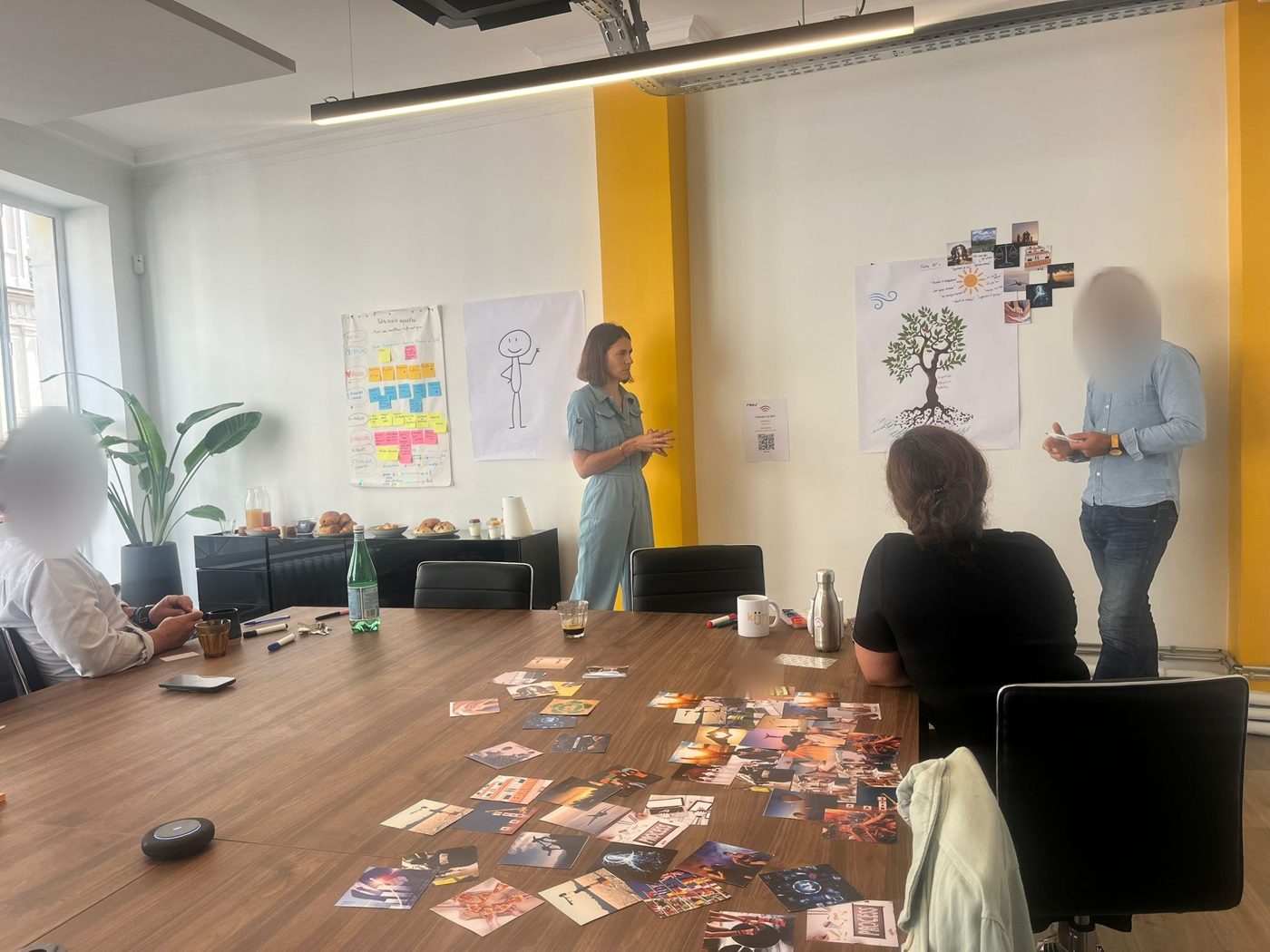 Amélie Larronde anime un atelier d’intelligence collective, devant un mur de post-it