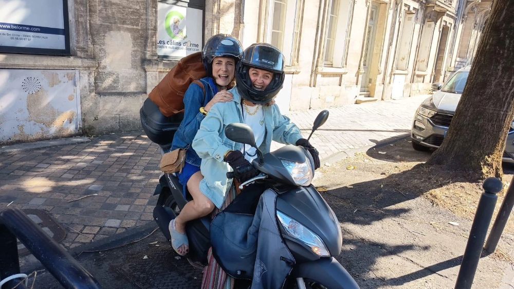 Amélie Larronde et Mathilde Meurer à scooter dans les rues de Bordeaux